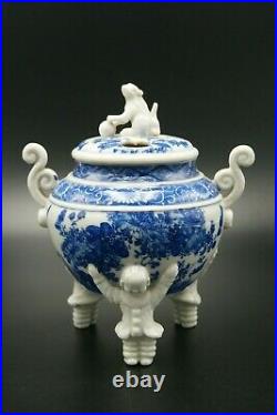FINE QUALITY BLUE & WHITE CHINESE CERAMIC TRIPOD INCENSE BURNER SIGNED by ARTIST