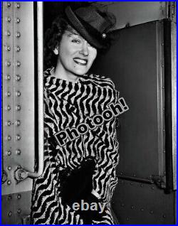 Gloria Swanson Smiling Around Corner Celebrity REPRINT RP #8865